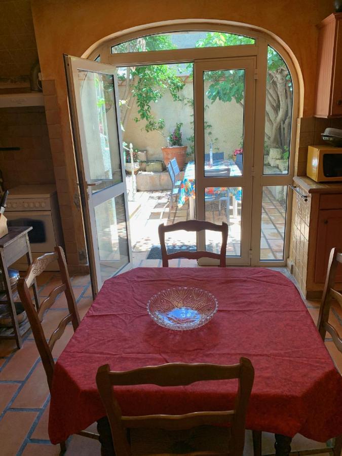 La maison sur la place Aigues-Mortes Extérieur photo