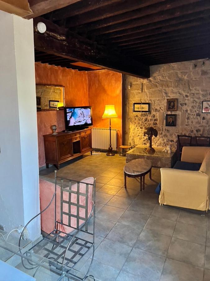 La maison sur la place Aigues-Mortes Extérieur photo